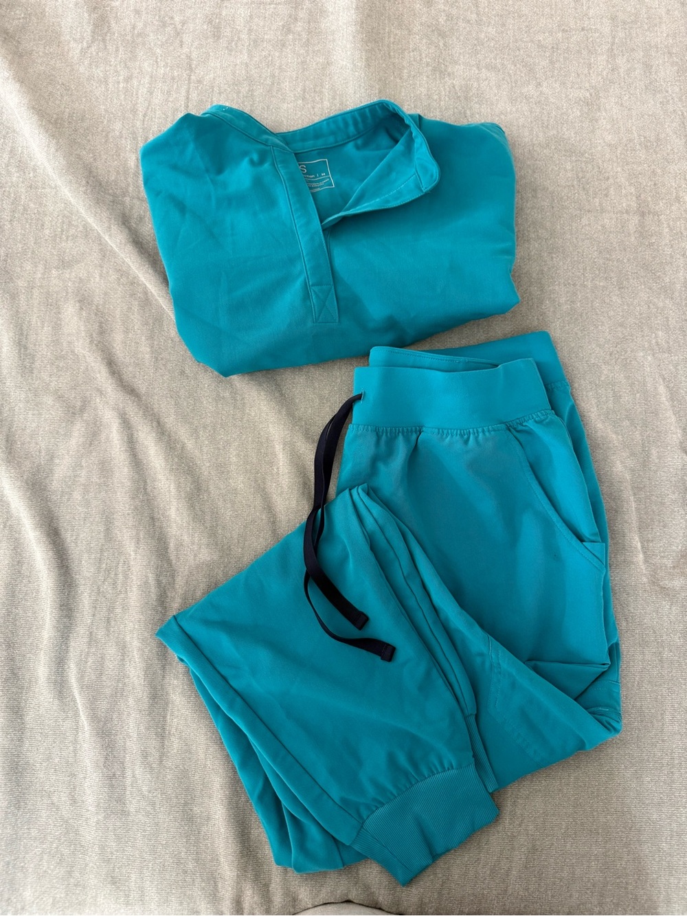 FIGS women’s teal jogger pants and top scrub set medical scrub healthcare